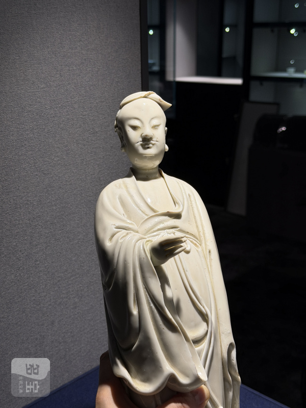 明 何朝宗制德化白瓷高士立像 - 图5